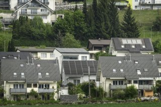 L'équivalent d'un toit sur trois serait nécessaire pour garantir un approvisionnement solaire de base financé par l'Etat, selon les chercheurs de l'Empa (photo symbolique). KEYSTONE/CHRISTIAN BEUTLER